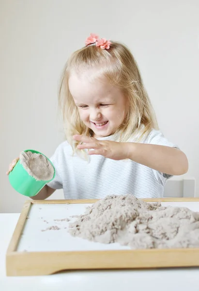 Pequena Menina Caucasiana Brincando Com Areia Cinética Casa Preparando Para — Fotografia de Stock