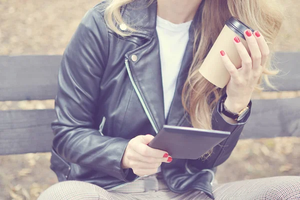 Pretty Young Woman Sitting Bench Autumn Park Reading Book Digital — Fotografia de Stock