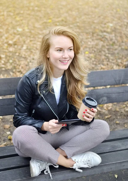 Pretty Young Woman Sitting Bench Autumn Park Reading Book Digital — Fotografia de Stock