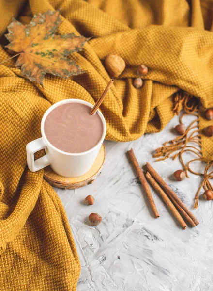 Fehér Csésze Forró Csokoládé Sárga Kockás Levelek Szürke Háttér Őszi — Stock Fotó