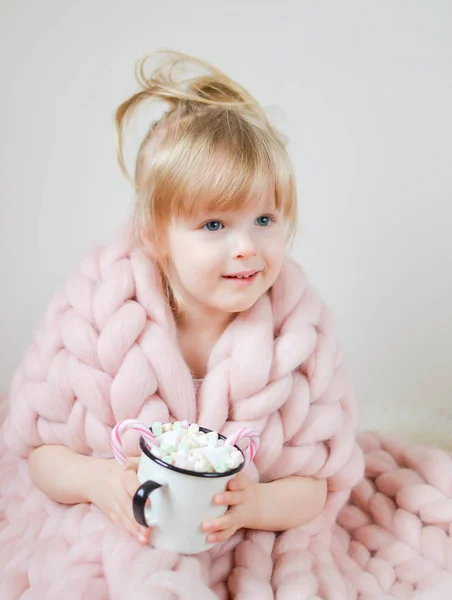 Petite Belle Fille Caucasienne Tenant Tasse Avec Chocolat Chaud Attente — Photo