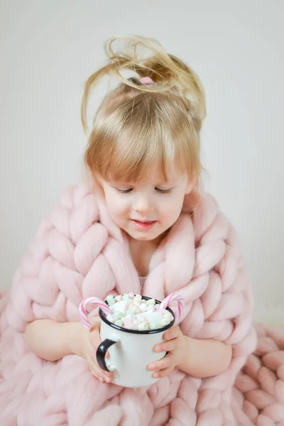 Lille Smuk Kaukasisk Pige Holder Kop Med Varm Chokolade Venter - Stock-foto