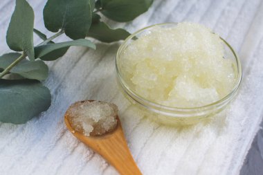 Doğal maddeler ev yapımı vücut Sea Salt Scrub zeytinyağı beyaz havlu güzellik kavramı Cilt Bakımı organik Aroma Spa terapi ile