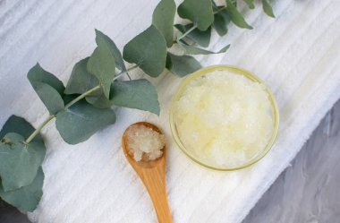 Doğal maddeler ev yapımı vücut Sea Salt Scrub zeytinyağı beyaz havlu güzellik kavramı Cilt Bakımı organik Aroma Spa terapi ile