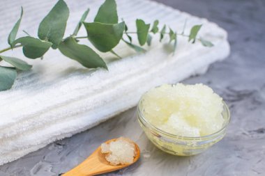 Doğal maddeler ev yapımı vücut Sea Salt Scrub zeytinyağı beyaz havlu güzellik kavramı Cilt Bakımı organik Aroma Spa terapi ile