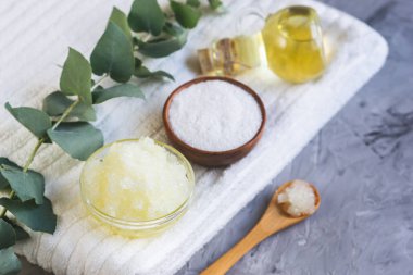 Doğal maddeler ev yapımı vücut Sea Salt Scrub zeytinyağı beyaz havlu güzellik kavramı Cilt Bakımı organik Aroma Spa terapi ile