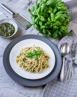 Fesleğen pesto ve Parmesan peyniri, İtalya gıda, sağlıklı kavramı, Vejetaryen bir plaka üzerinde pişmiş spagetti makarna