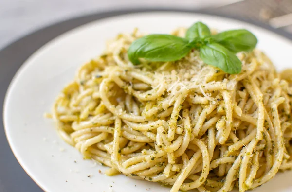 Gotowane Spaghetti Makaronu Talerzu Pesto Bazyliowym Parmezanem Włochy Żywności Koncepcja — Zdjęcie stockowe