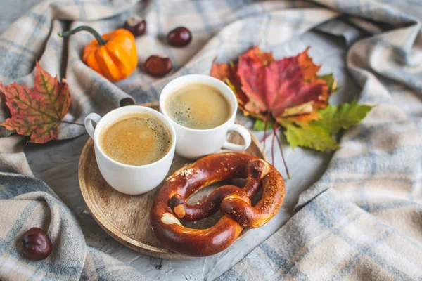 Tasse Thé Avec Café Automne Temps Boulangerie Bretzel Tonique Photo — Photo