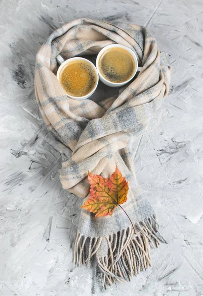 Teetasse Mit Kaffee Herbst Zeit Bäckerei Brezel Getönte Foto Strickschal — Stockfoto