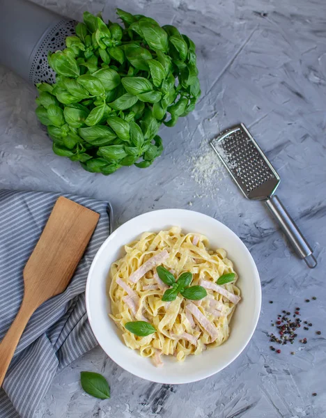 Makaron Tagliatelle Gotowane Płytce Sosem Carbonara Boczek Bazylia Parmezanem Włochy — Zdjęcie stockowe