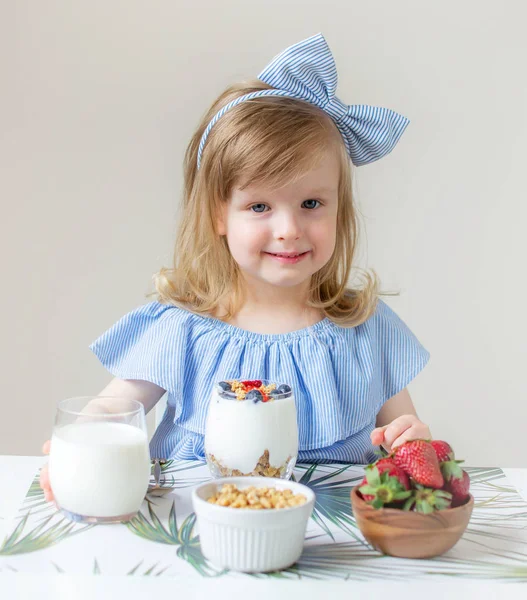 Pequena Menina Loira Caucasiana Que Come Café Manhã Saudável Casa — Fotografia de Stock