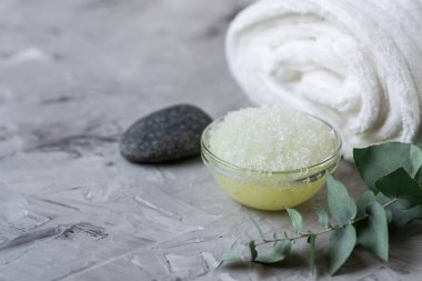 Doğal maddeler ev yapımı vücut Sea Salt Scrub zeytinyağı beyaz havlu güzellik kavramı Cilt Bakımı organik Aroma Spa terapi ile