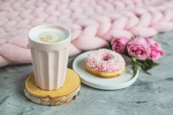 Tazza Con Cappuccino Ciambella Coperta Gigante Rosa Pastello Fiori Camera — Foto Stock