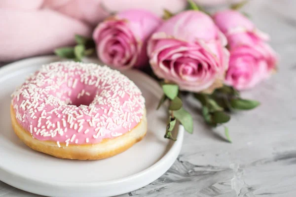 Чашка Капучино Пончиком Розовым Пастельным Гигантским Одеялом Цветы Спальня Утренняя — стоковое фото