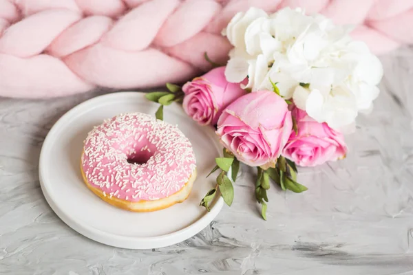 Copo Com Cappuccino Donut Cobertor Gigante Pastel Rosa Flores Quarto — Fotografia de Stock