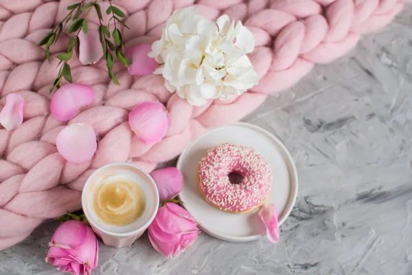 Кубок Капучино Пончик Рожевий Пастельних Гігантських Ковдру Квіти Спальні Вранці — стокове фото