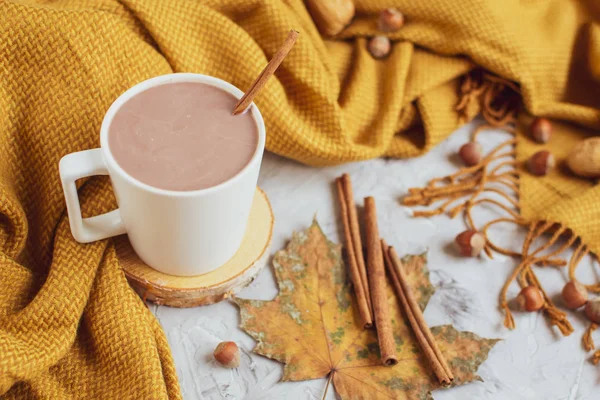 Coupe Blanche Chocolat Chaud Carreaux Jaunes Feuilles Fond Gris Concept — Photo