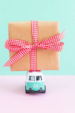 Hippi otobüs ile yeni yıl Noel mevcut çatı minyatür küçük araba afiş parti Tema