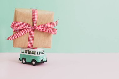 Hippi otobüs ile yeni yıl Noel mevcut çatı minyatür küçük araba afiş parti Tema