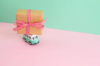 Hippi otobüs ile yeni yıl Noel mevcut çatı minyatür küçük araba afiş parti Tema