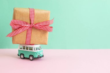 Hippi otobüs ile yeni yıl Noel mevcut çatı minyatür küçük araba afiş parti Tema