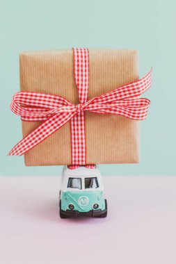 Hippi otobüs ile yeni yıl Noel mevcut çatı minyatür küçük araba afiş parti Tema