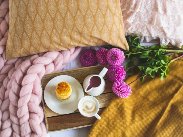 コーヒー カプチーノ カッテージ チーズのパンケーキ マスタード黄色格子縞 秋のコンセプト 心地よさの白いカップ — ストック写真