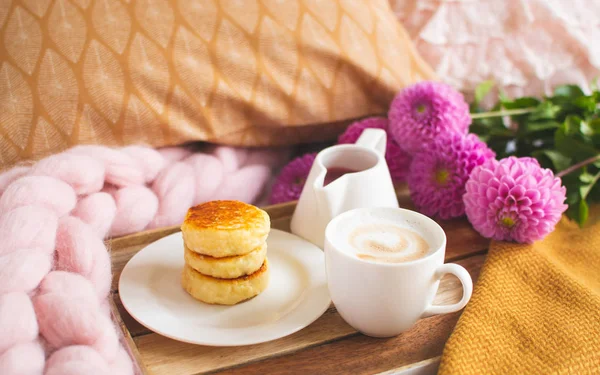 コーヒー カプチーノ カッテージ チーズのパンケーキ マスタード黄色格子縞 秋のコンセプト 心地よさの白いカップ — ストック写真