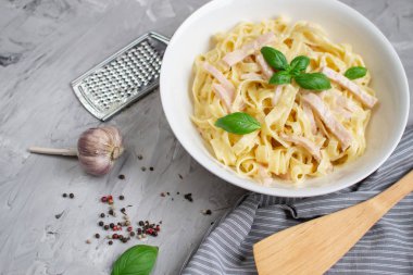 Carbonara soslu, pastırma, fesleğen ve Parmesan peyniri, İtalya gıda, sağlıklı kavramı, Vejetaryen bir tabak makarna pişmiş tagliatelle
