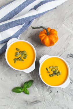 Tohum sonbahar konsepti sağlıklı vejetaryen yiyecekler ile kabak krem çorbası gri arka plan