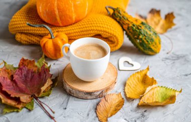 Çay bardağı ile kahve sıcak çikolata Sonbahar zaman fırın simit tonda fotoğraf örgü atkı battaniye sarı yaprakları gri arka plan