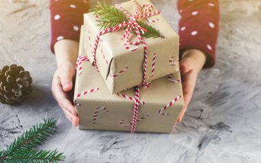 Küçük bebek kız Noel yılbaşı hediye kutusu, parti kavramı, Aralık, kış tutan eller