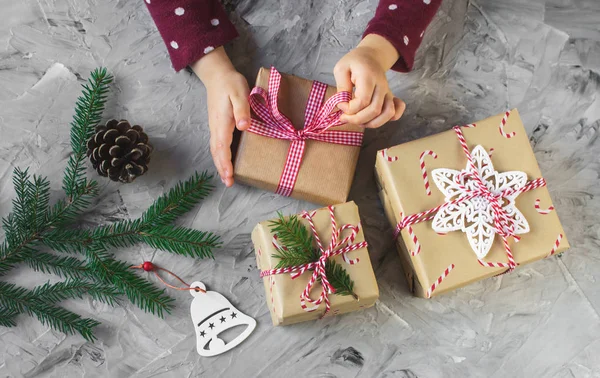 Pequenas Mãos Bebê Menina Segurando Caixa Presente Natal Ano Novo — Fotografia de Stock