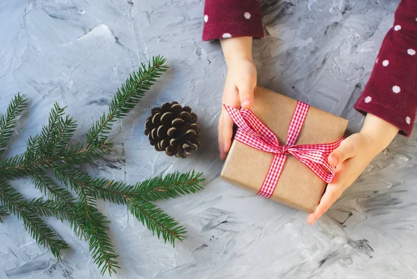 Niña Manos Pequeñas Sosteniendo Caja Regalo Navidad Año Nuevo Concepto — Foto de Stock