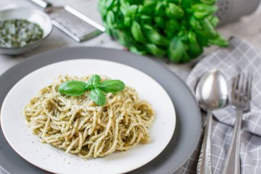 Fesleğen pesto ve Parmesan peyniri, İtalya gıda, sağlıklı kavramı, Vejetaryen bir plaka üzerinde pişmiş spagetti makarna