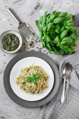 Fesleğen pesto ve Parmesan peyniri, İtalya gıda, sağlıklı kavramı, Vejetaryen bir plaka üzerinde pişmiş spagetti makarna
