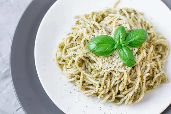 Gotowane Spaghetti Makaronu Talerzu Pesto Bazyliowym Parmezanem Włochy Żywności Koncepcja — Zdjęcie stockowe