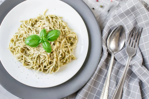 Gotowane Spaghetti Makaronu Talerzu Pesto Bazyliowym Parmezanem Włochy Żywności Koncepcja — Zdjęcie stockowe