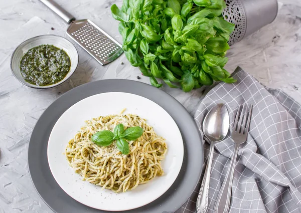 Gotowane Spaghetti Makaronu Talerzu Pesto Bazyliowym Parmezanem Włochy Żywności Koncepcja — Zdjęcie stockowe