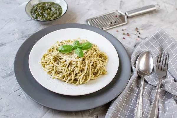 Gotowane Spaghetti Makaronu Talerzu Pesto Bazyliowym Parmezanem Włochy Żywności Koncepcja — Zdjęcie stockowe