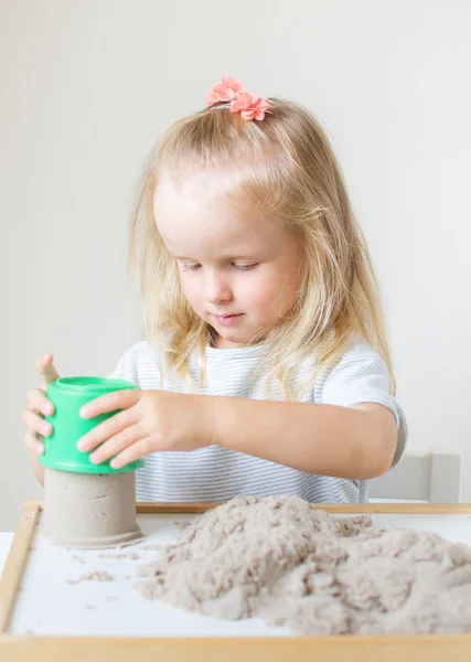 Kaukasische Meisje Speelt Met Kinetisch Zand Bij Home Vroege Education — Stockfoto