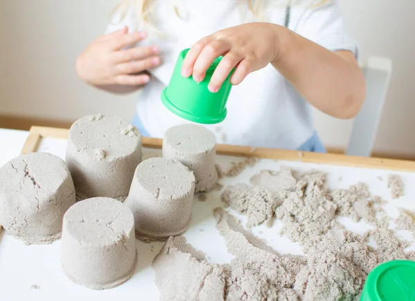 Kaukasische Meisje Speelt Met Kinetisch Zand Bij Home Vroege Education — Stockfoto