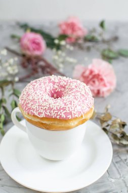 Fincan kapuçino, lezzetli halka, sabah kavramı, fırın, hızlı karbonhidrat