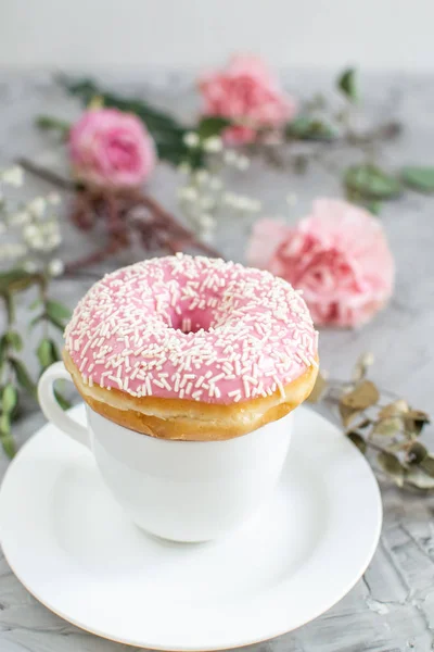 Чашка Капучино Вкусный Пончик Утренняя Концепция Пекарня Быстрые Углеводы — стоковое фото