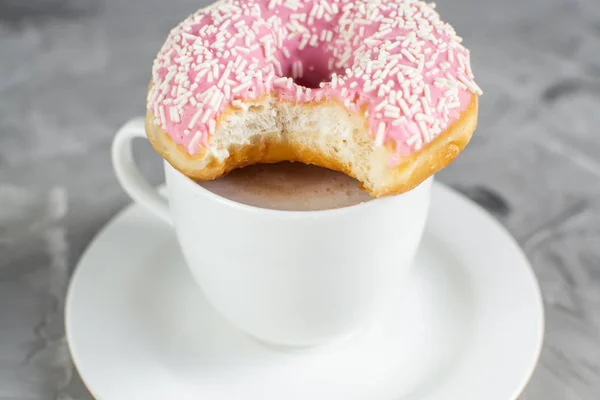Чашка Капучино Вкусный Пончик Утренняя Концепция Пекарня Быстрые Углеводы — стоковое фото