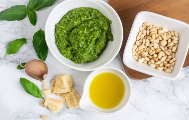 Çam fıstığı Parmesan peynir sarımsak zeytinyağı sağlıklı gıda kavramı ile kase süre içinde ev yapımı klasik Pesto sos
