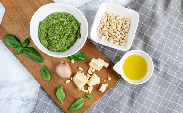 Molho Pesto Clássico Caseiro Enquanto Tigela Com Nozes Pinheiro Queijo — Fotografia de Stock