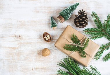 Dekorasyon doğal dekor yeni yıl partisi konsepti Vintage çam kozalakları fındık oyuncaklar Noel hediye kutuları