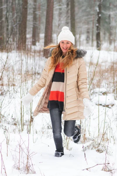 Ung Glad Kvinna Vinterkläder Promenader Den Snöiga Skogen — Stockfoto